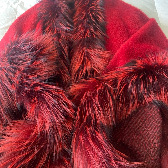 Fur trimmed cape - Picture 4 of 5